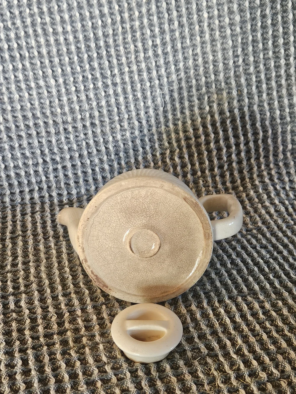 Simple White Ceramic Teapot with Classic Silhouette